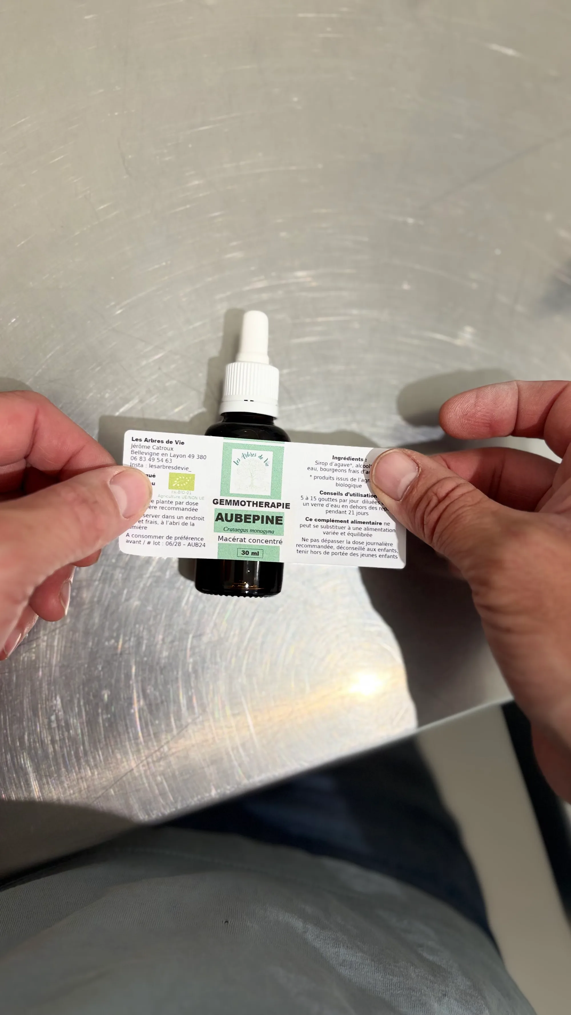 Étiquette détaillée d'un macérat concentré d'aubépine Les Arbres de Vie — ingrédients, dose, numéro de lot, coordonnées du laboratoire à Bellevigne-en-Layon